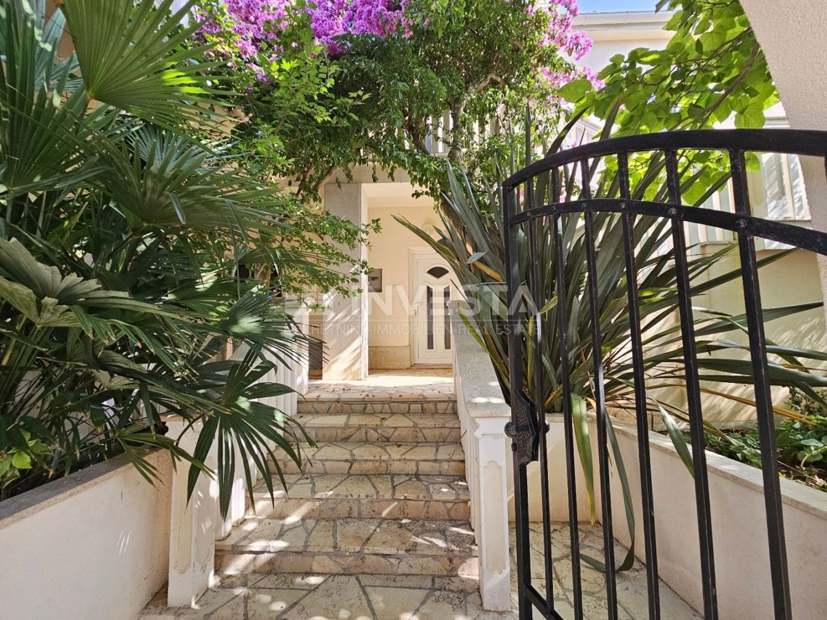 Centro di Ližnjan, casa con tre appartamenti, una taverna e un garage - VANTAGGIOSO!