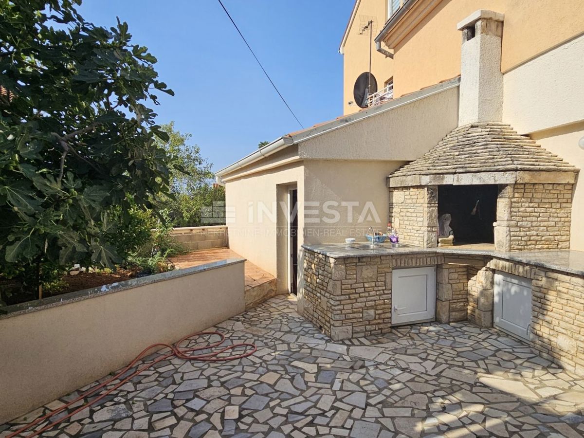 Centro di Ližnjan, casa con tre appartamenti, una taverna e un garage - VANTAGGIOSO!