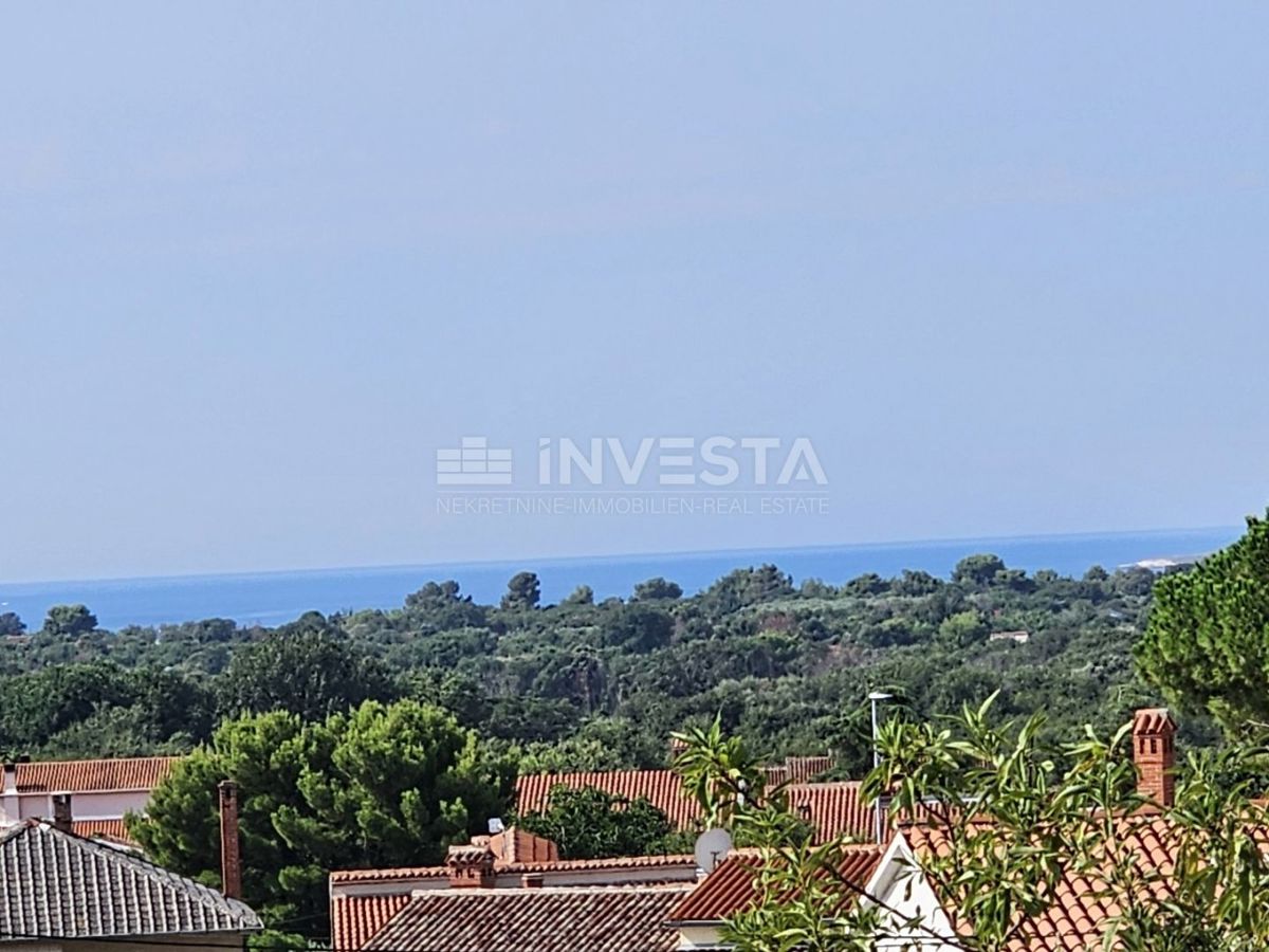 Centro di Ližnjan, casa con tre appartamenti, una taverna e un garage - VANTAGGIOSO!