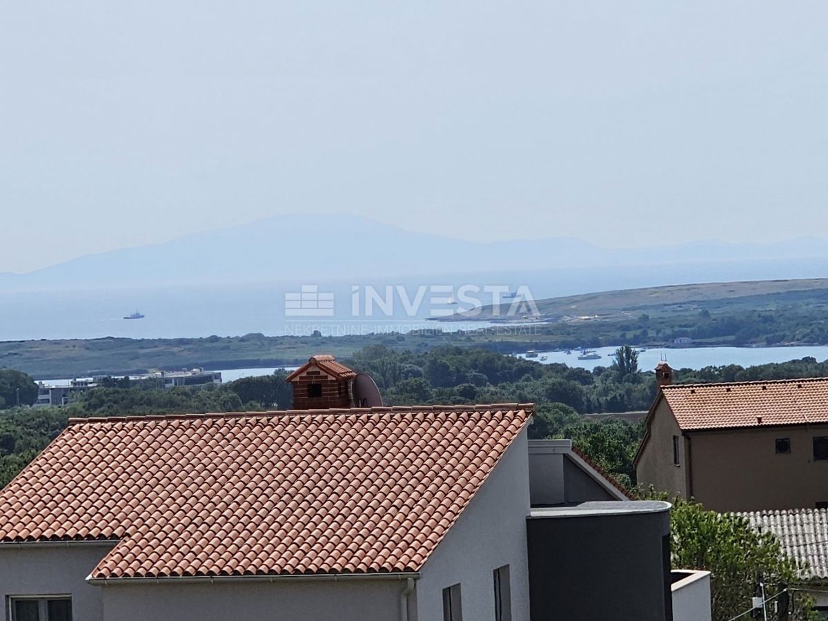 Centro di Ližnjan, casa con tre appartamenti, una taverna e un garage - VANTAGGIOSO!