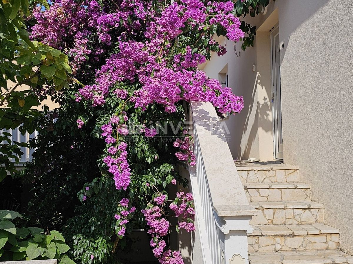 Centro di Ližnjan, casa con tre appartamenti, una taverna e un garage - VANTAGGIOSO!