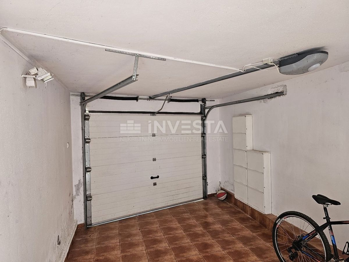 Centro di Ližnjan, casa con tre appartamenti, una taverna e un garage - VANTAGGIOSO!