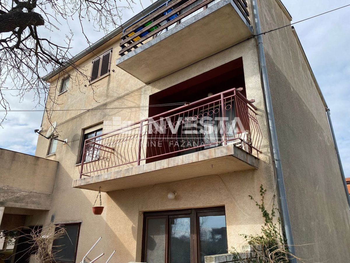 Medulin, Casa indipendente con 3 unità abitative e vista mare