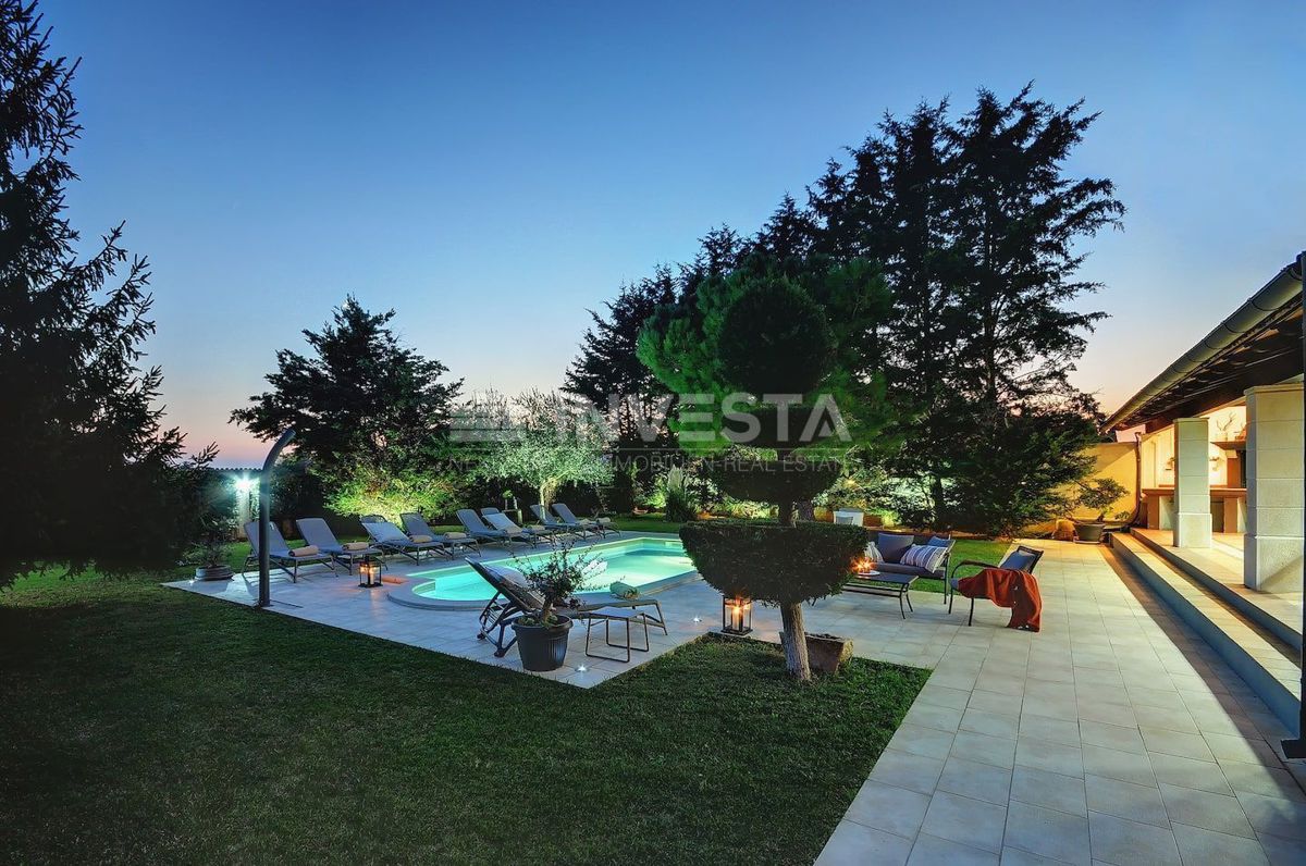 Pula, Villa Familiare di Lusso 347 m² con Piscina