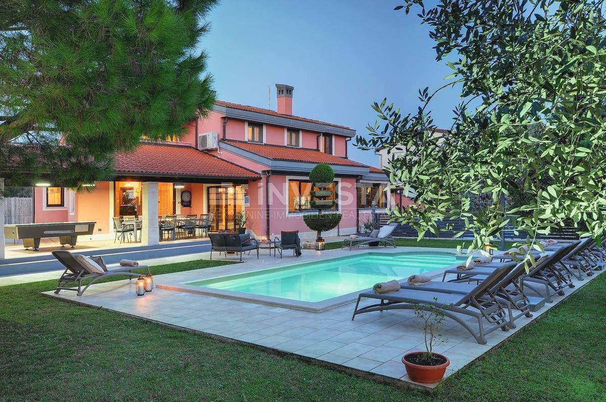 Pula, Villa Familiare di Lusso 347 m² con Piscina