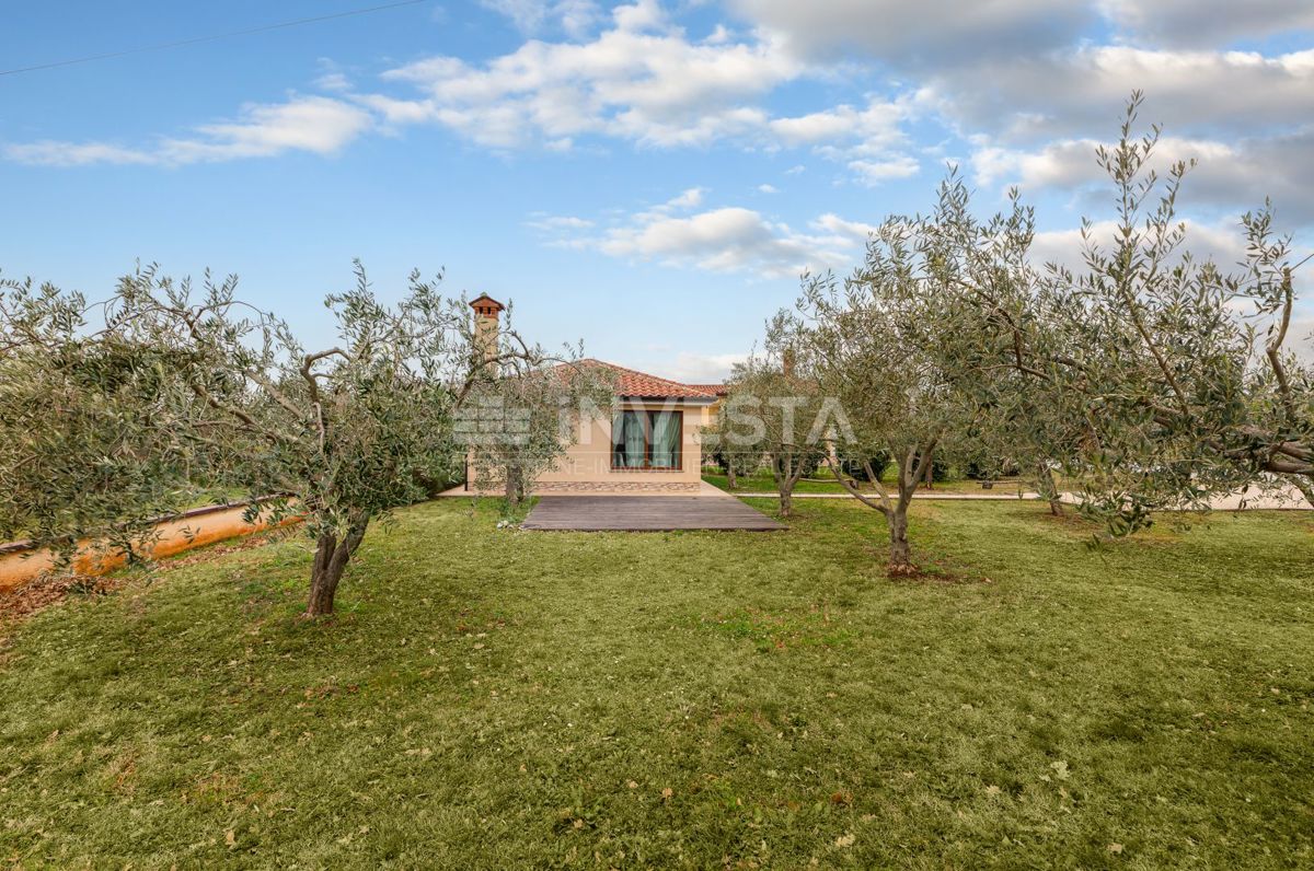 Moderna casa a un piano, ampio giardino, a 5 km dalla spiaggia