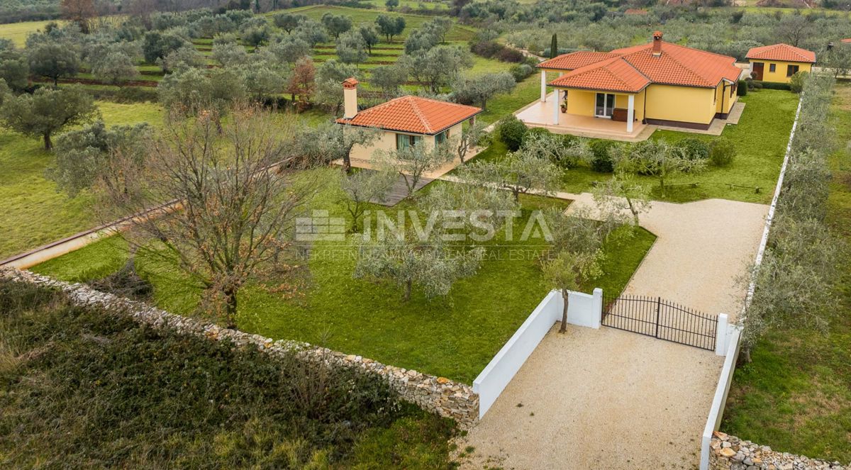 Moderna casa a un piano, ampio giardino, a 5 km dalla spiaggia