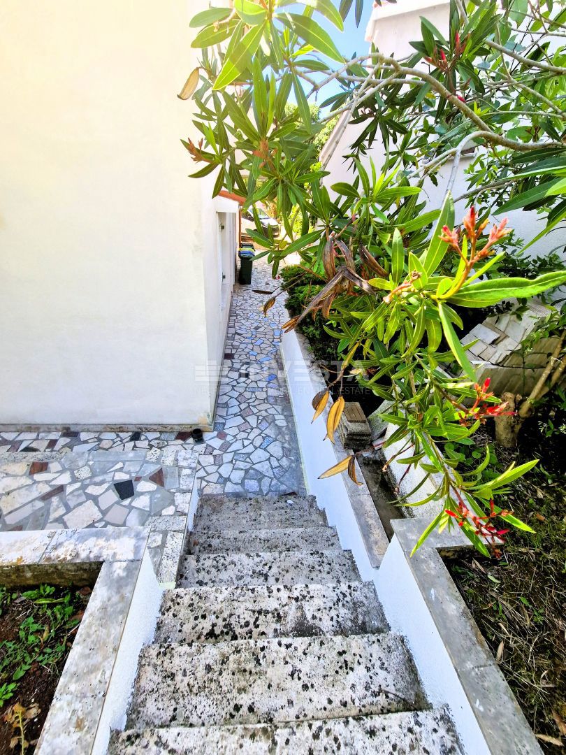 Casa con 6 unità abitative – vicino al mare