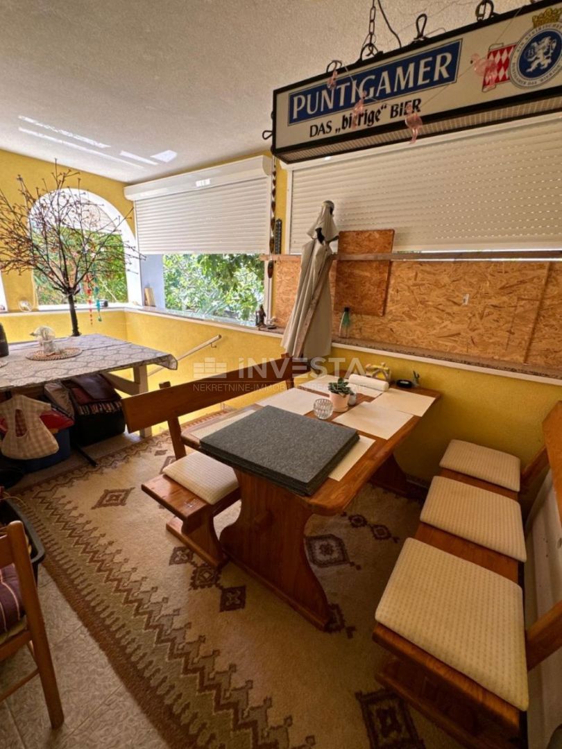 Casa con tre appartamenti a Fažana – 250 m dal mare, ideale per vivere e affittare