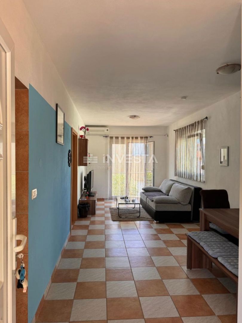 Casa con tre appartamenti a Fažana – 250 m dal mare, ideale per vivere e affittare