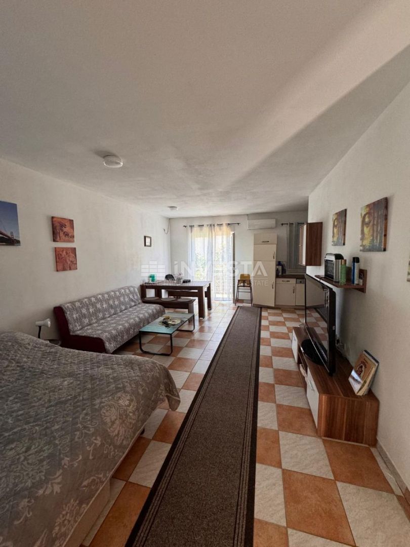 Casa con tre appartamenti a Fažana – 250 m dal mare, ideale per vivere e affittare