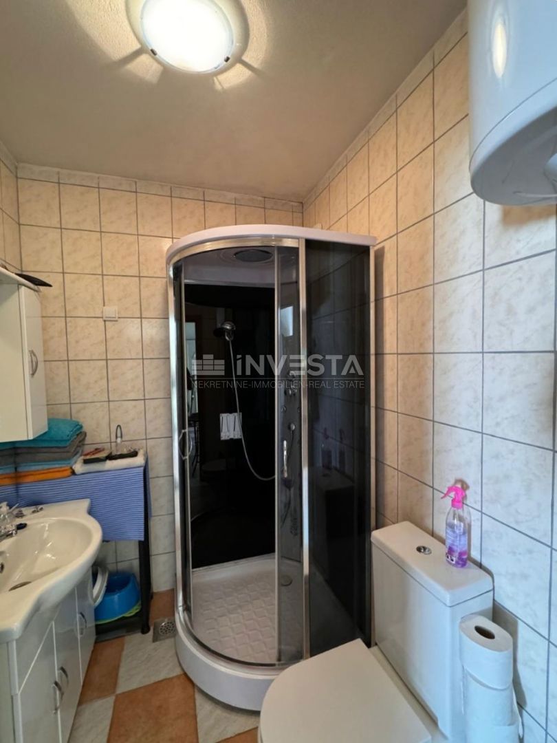 Casa con tre appartamenti a Fažana – 250 m dal mare, ideale per vivere e affittare