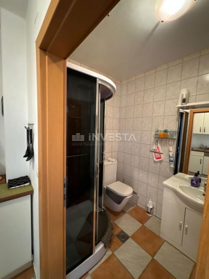Casa con tre appartamenti a Fažana – 250 m dal mare, ideale per vivere e affittare
