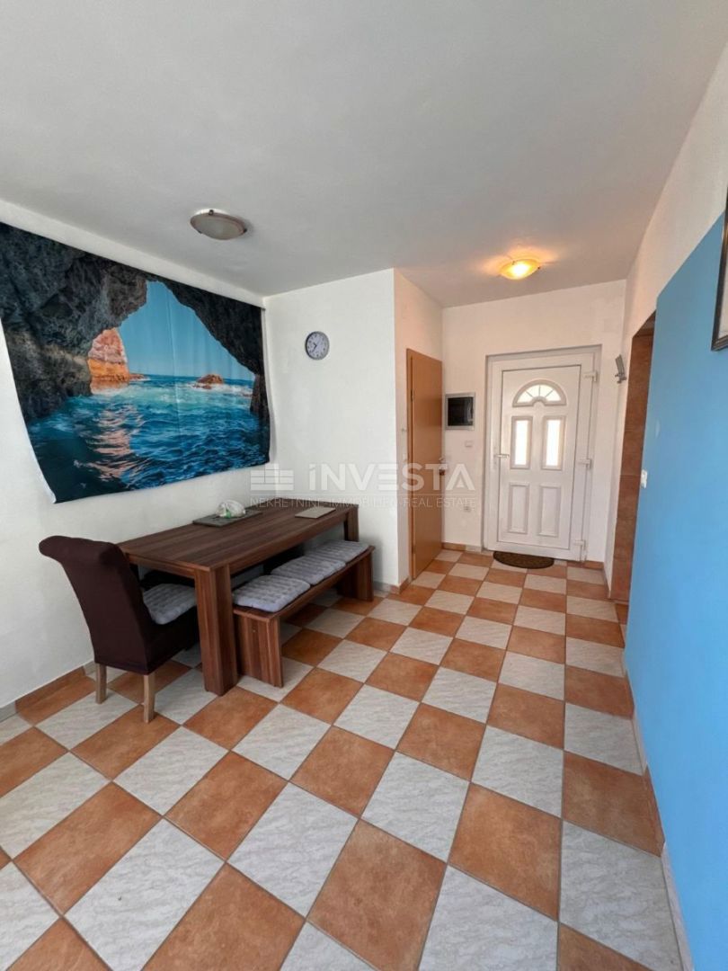 Casa con tre appartamenti a Fažana – 250 m dal mare, ideale per vivere e affittare