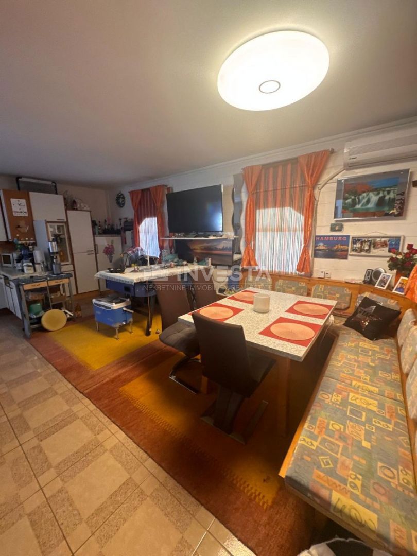 Casa con tre appartamenti a Fažana – 250 m dal mare, ideale per vivere e affittare