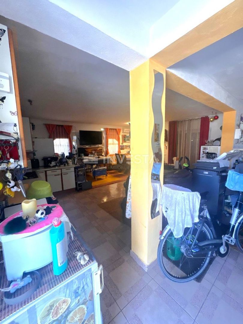 Casa con tre appartamenti a Fažana – 250 m dal mare, ideale per vivere e affittare