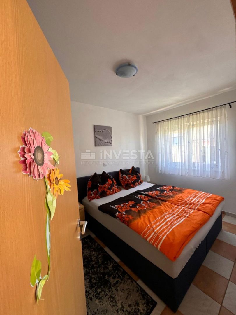 Casa con tre appartamenti a Fažana – 250 m dal mare, ideale per vivere e affittare