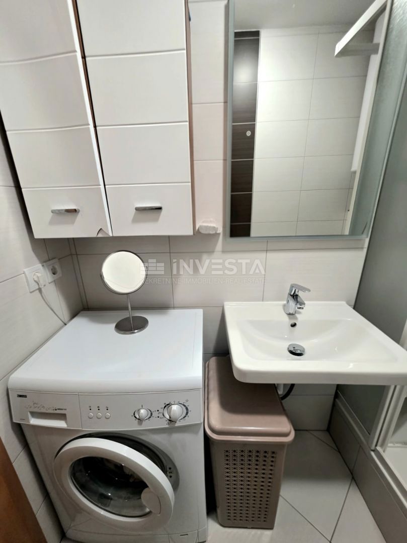 Barbariga (Pola), appartamento rialzato al piano terra con due camere da letto, a 700 metri dalla spiaggia