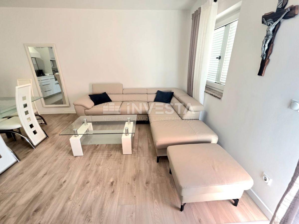 Barbariga (Pola), appartamento rialzato al piano terra con due camere da letto, a 700 metri dalla spiaggia