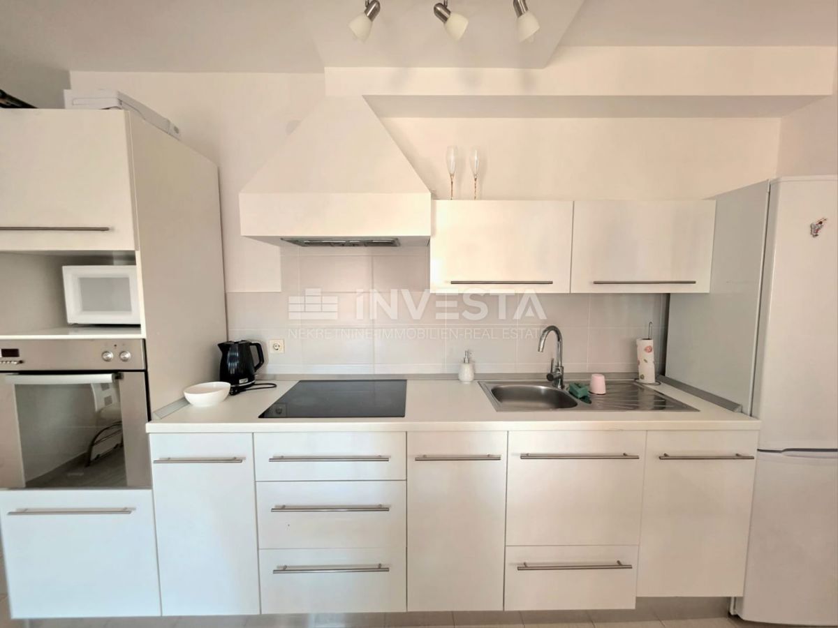 Barbariga (Pola), appartamento rialzato al piano terra con due camere da letto, a 700 metri dalla spiaggia