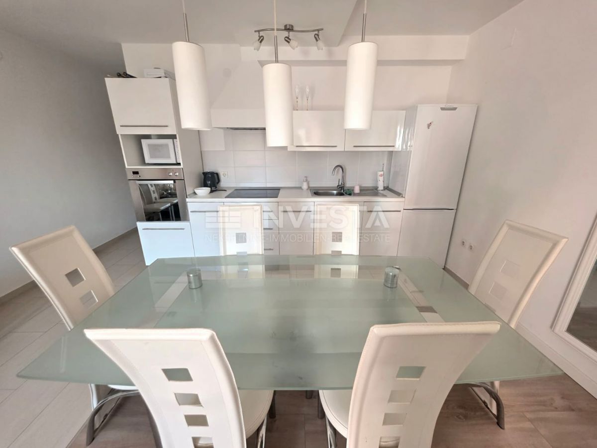 Barbariga (Pola), appartamento rialzato al piano terra con due camere da letto, a 700 metri dalla spiaggia