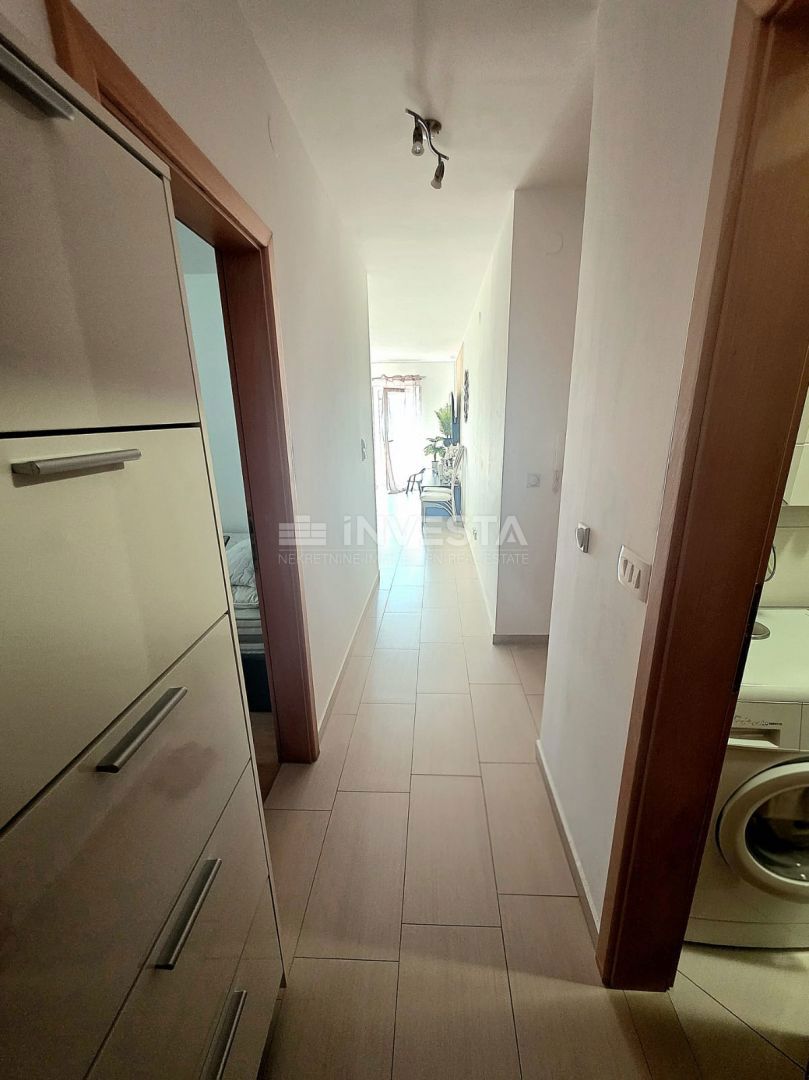 Barbariga (Pola), appartamento rialzato al piano terra con due camere da letto, a 700 metri dalla spiaggia