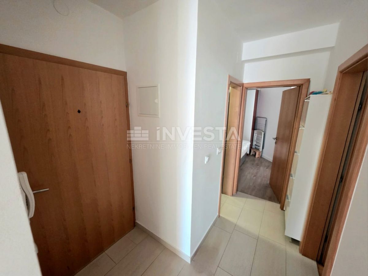 Barbariga (Pola), appartamento rialzato al piano terra con due camere da letto, a 700 metri dalla spiaggia