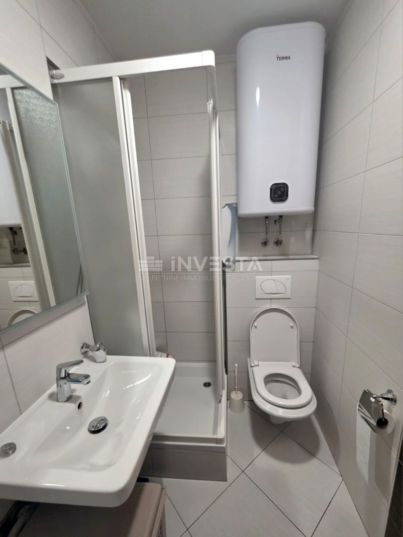 Barbariga (Pola), appartamento rialzato al piano terra con due camere da letto, a 700 metri dalla spiaggia