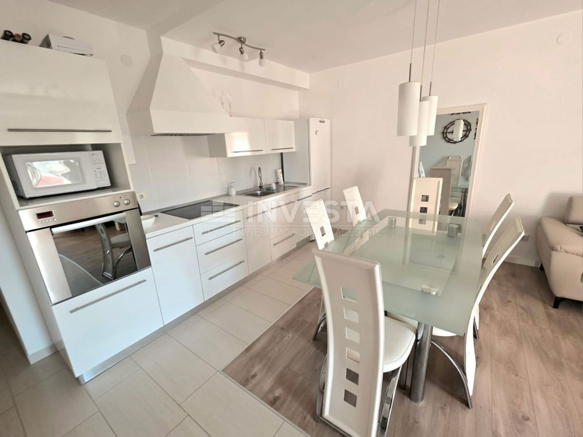 Barbariga (Pola), appartamento rialzato al piano terra con due camere da letto, a 700 metri dalla spiaggia