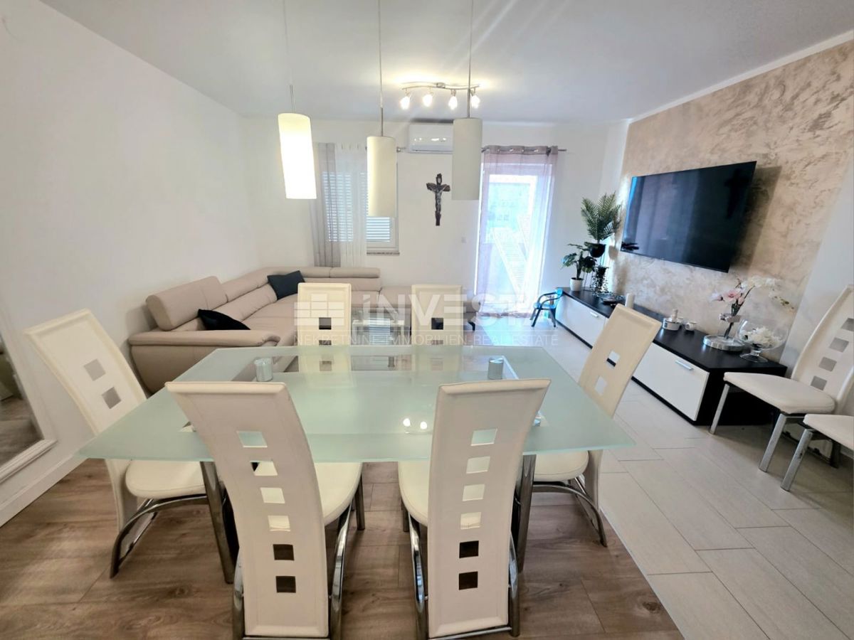 Barbariga (Pola), appartamento rialzato al piano terra con due camere da letto, a 700 metri dalla spiaggia