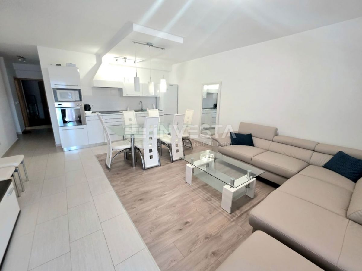 Barbariga (Pola), appartamento rialzato al piano terra con due camere da letto, a 700 metri dalla spiaggia