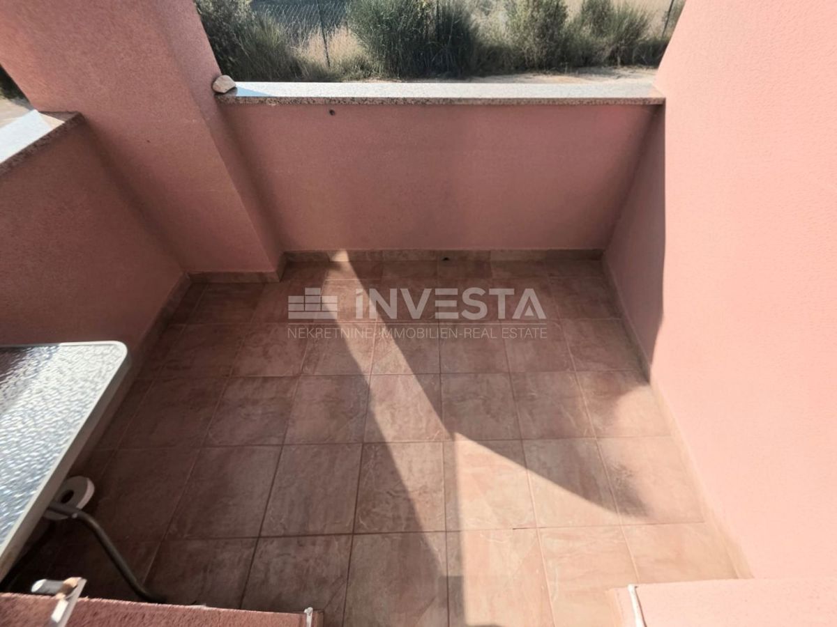 Barbariga (Pola), appartamento rialzato al piano terra con due camere da letto, a 700 metri dalla spiaggia