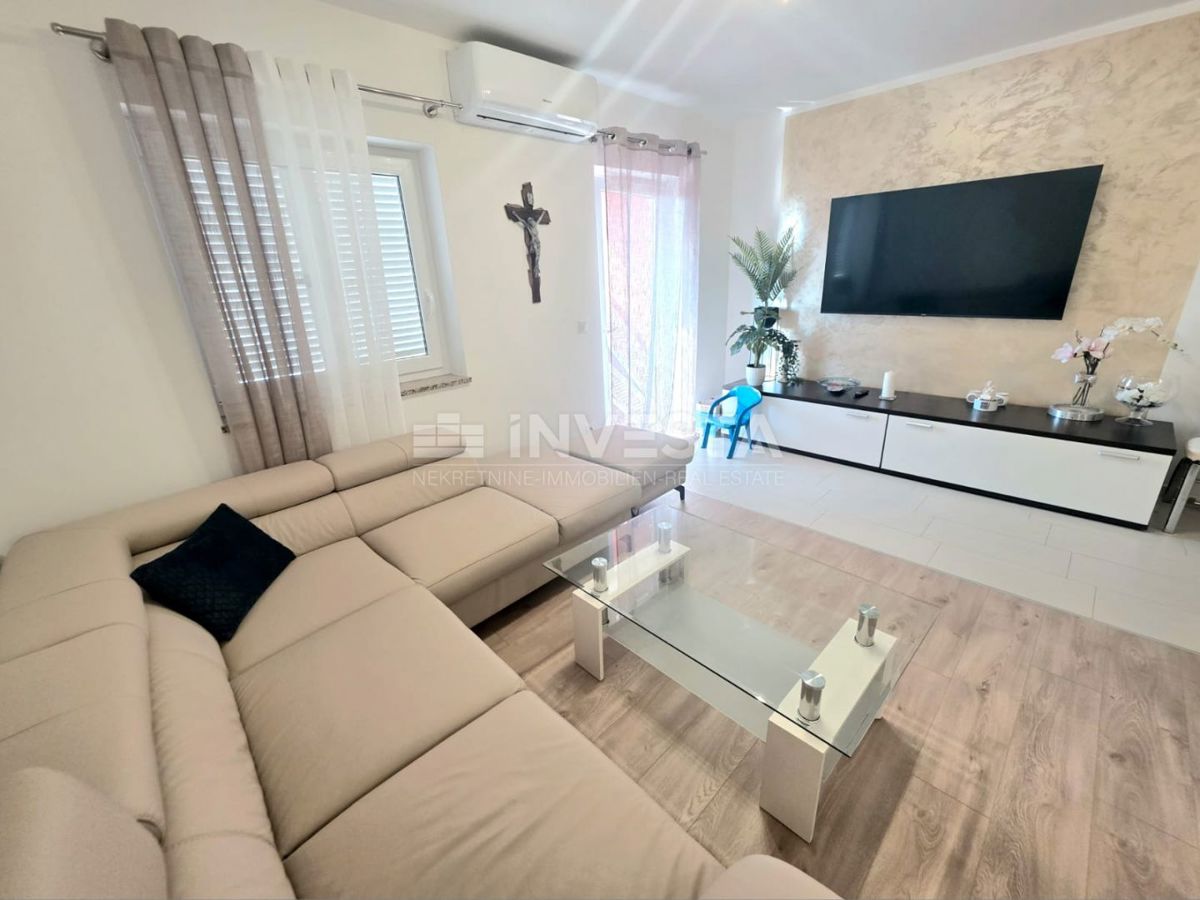 Barbariga (Pola), appartamento rialzato al piano terra con due camere da letto, a 700 metri dalla spiaggia