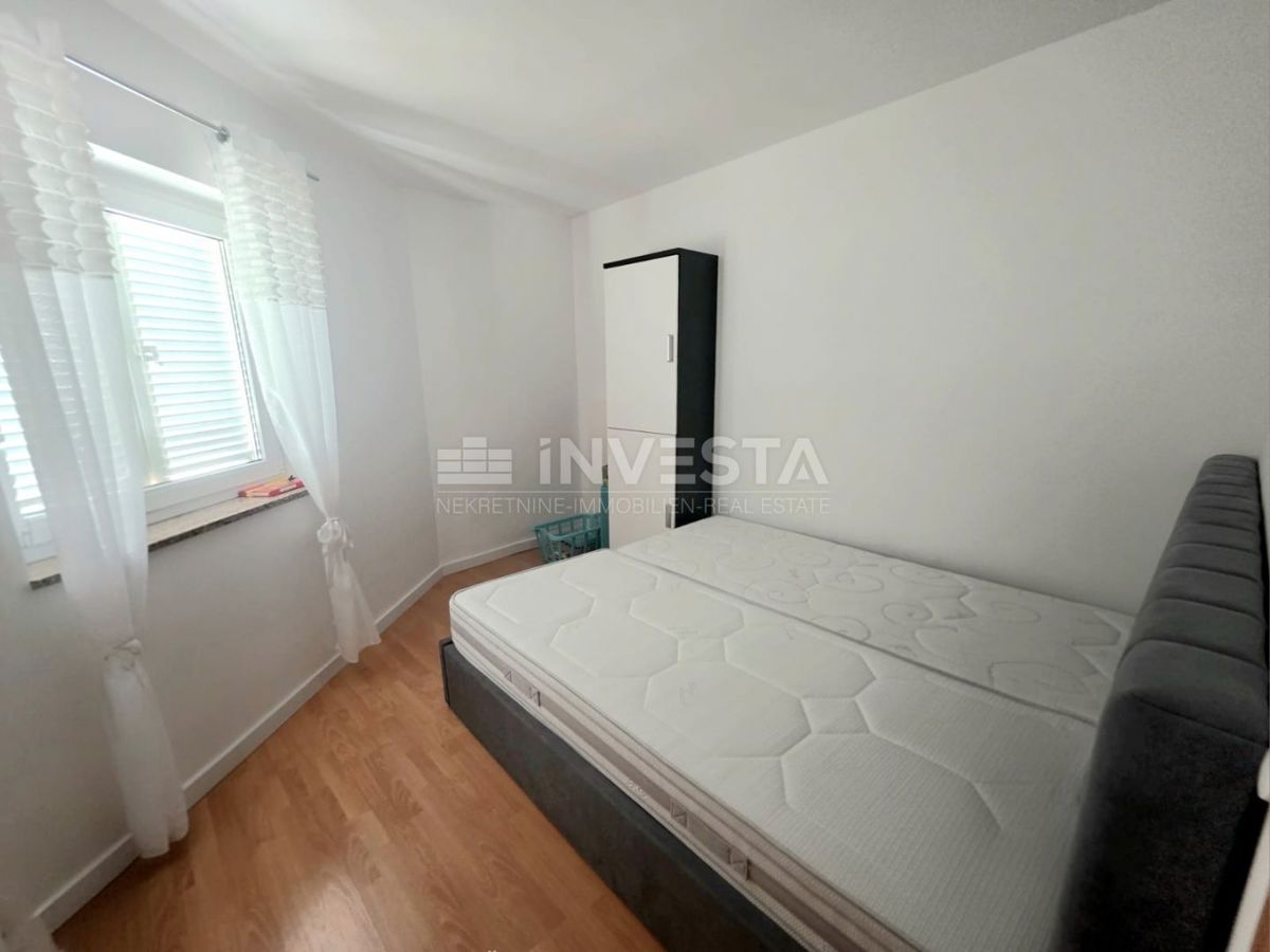 Barbariga (Pola), appartamento rialzato al piano terra con due camere da letto, a 700 metri dalla spiaggia