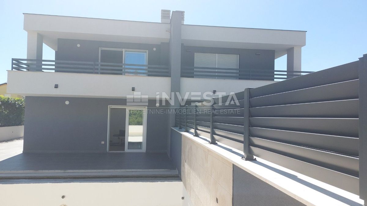 Cittanova, Casa bifamiliare con piscina