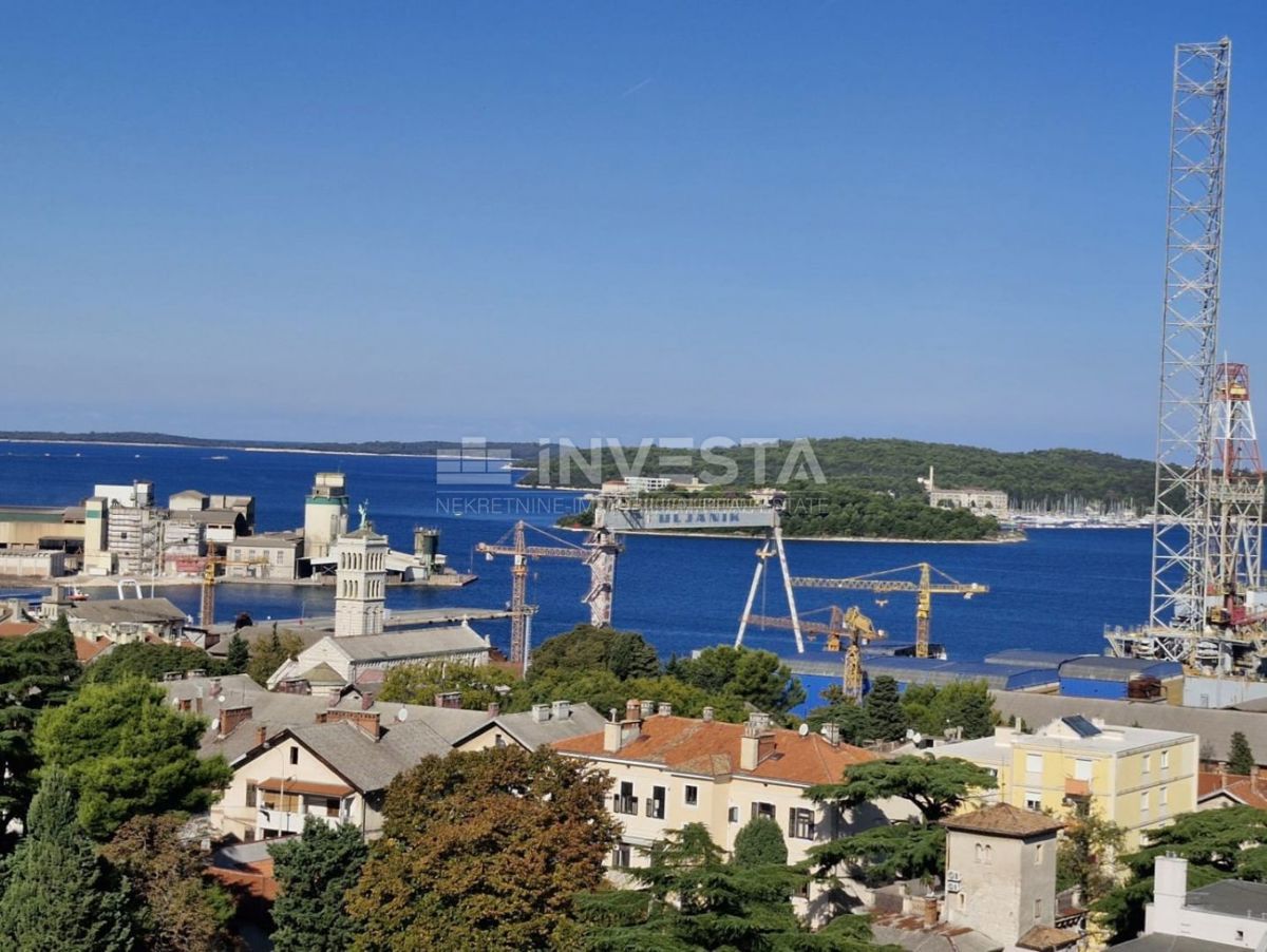 Pola, Veruda, appartamento con vista panoramica sul mare e sulla città