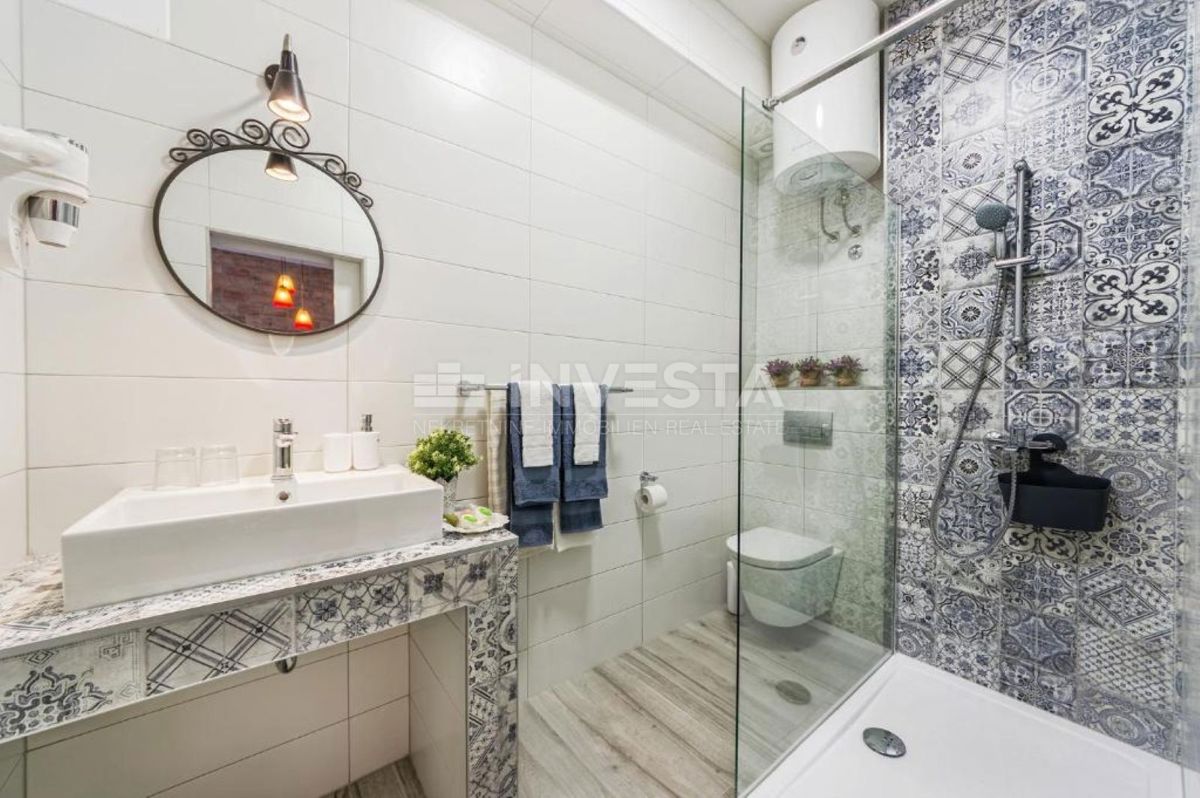 Pola, centro, appartamento con due camere da letto e due bagni.