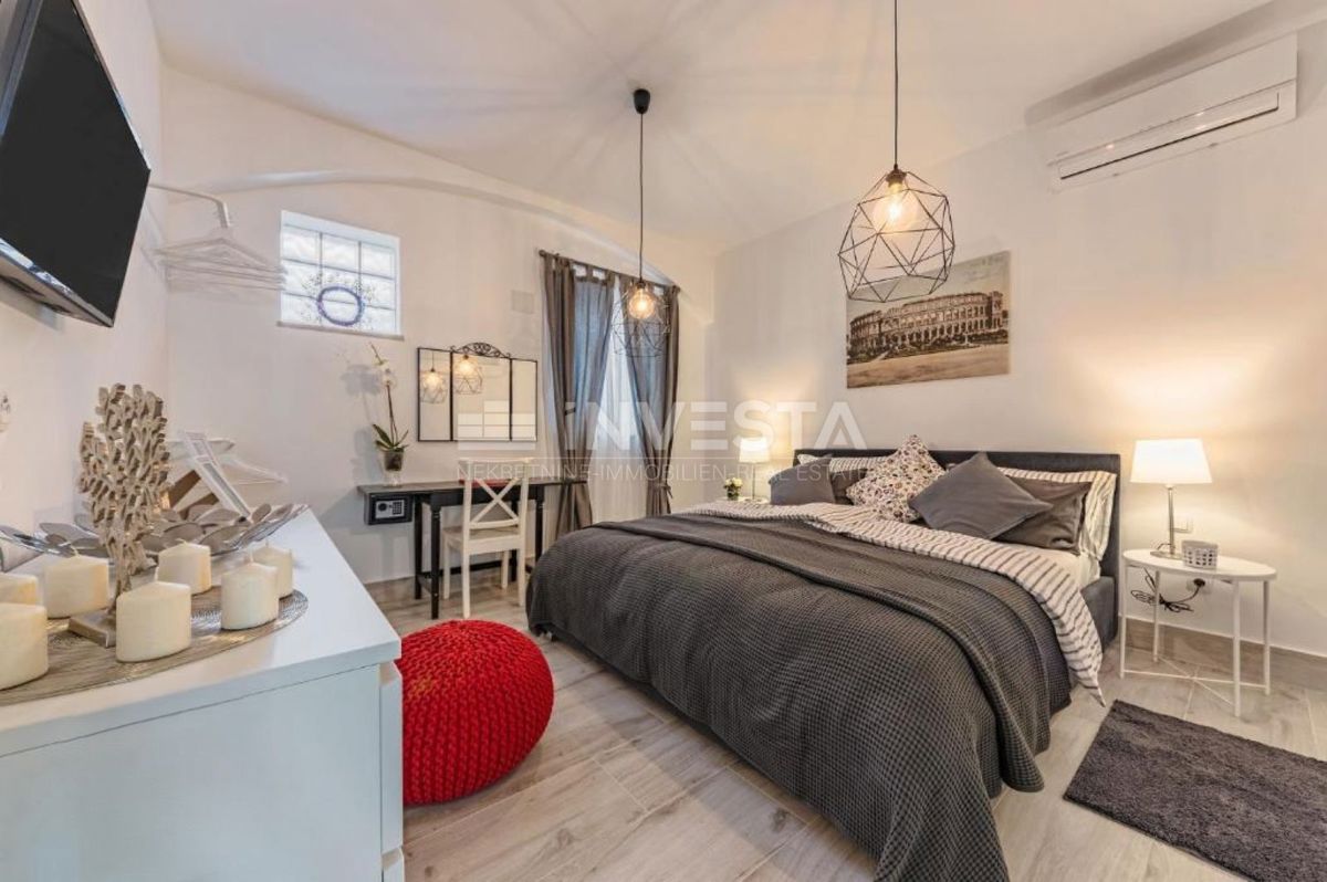 Pola, centro, appartamento con due camere da letto e due bagni.