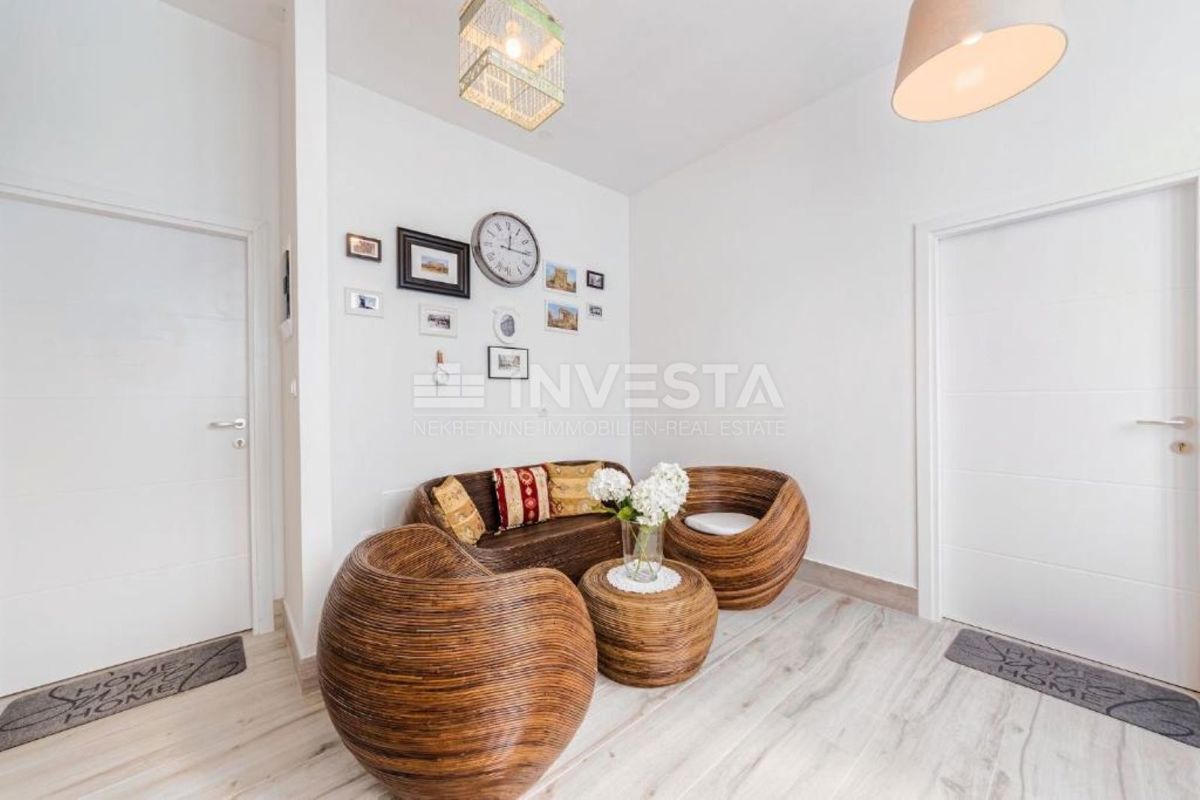 Pola, centro, appartamento con due camere da letto e due bagni.