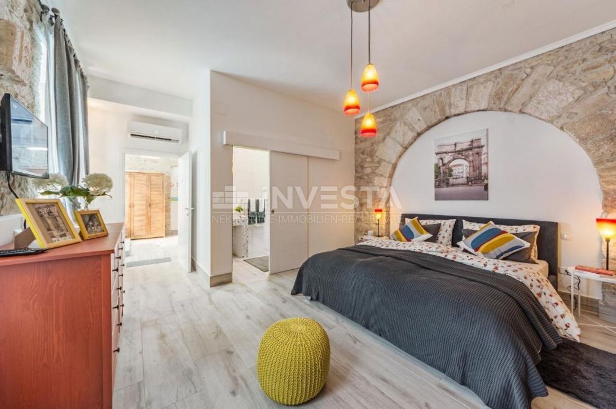 Pola, centro, appartamento con due camere da letto e due bagni.