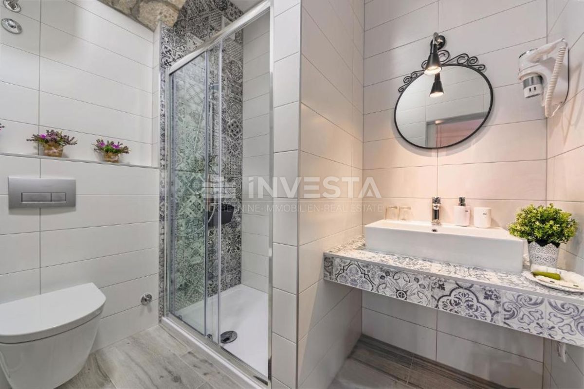 Pola, centro, appartamento con due camere da letto e due bagni.