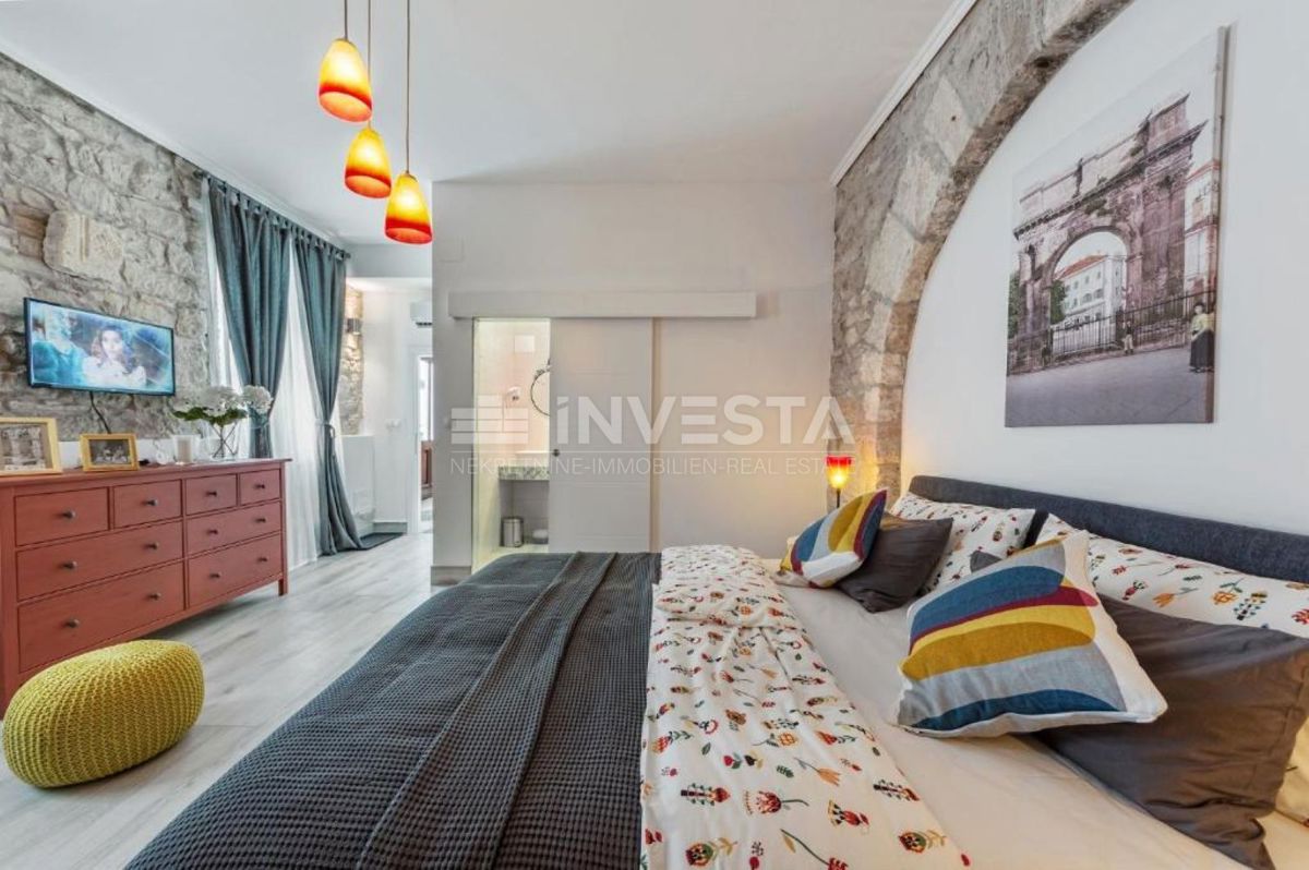 Pola, centro, appartamento con due camere da letto e due bagni.