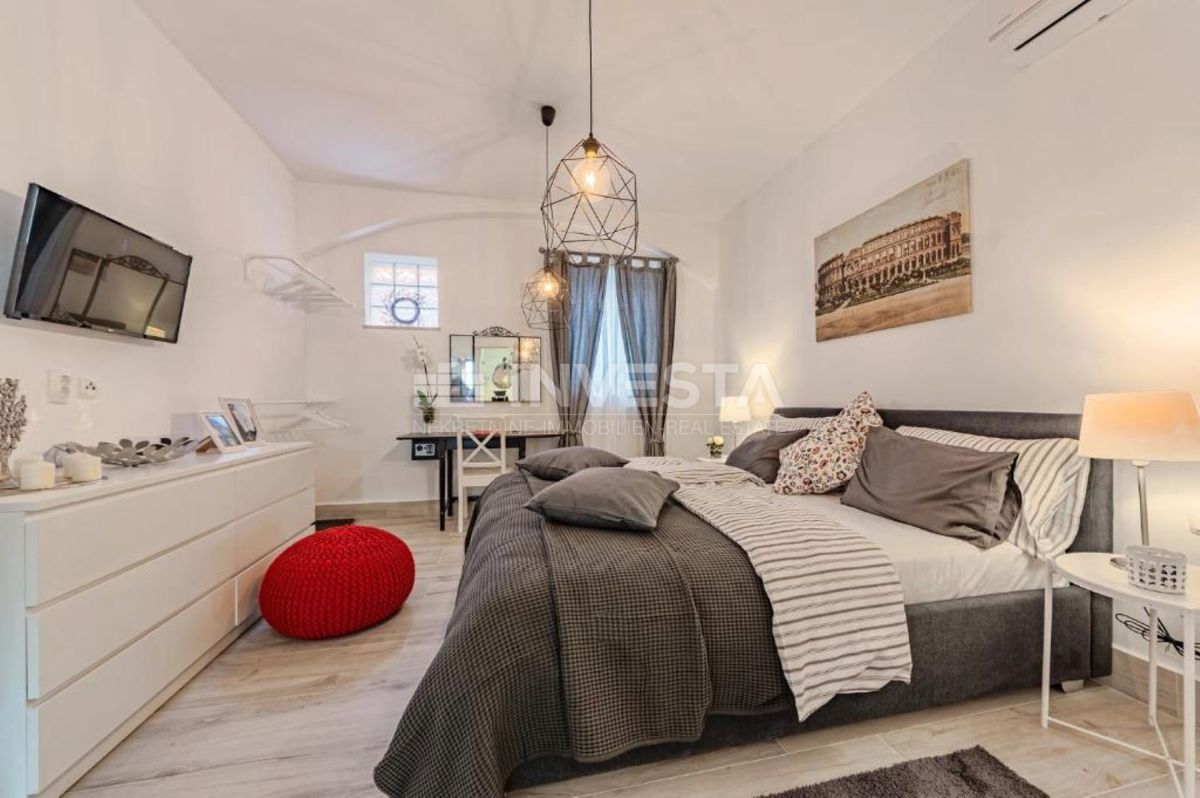 Pola, centro, appartamento con due camere da letto e due bagni.