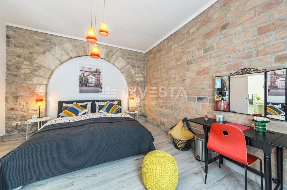 Pola, centro, appartamento con due camere da letto e due bagni.