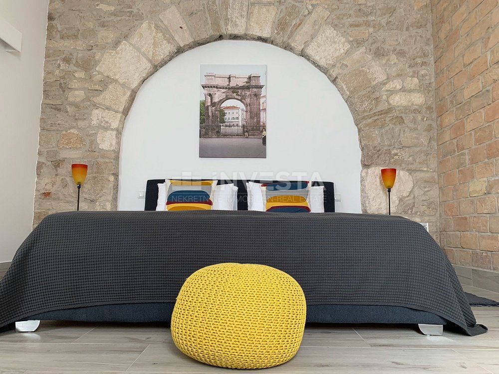 Pola, centro, appartamento con due camere da letto e due bagni.