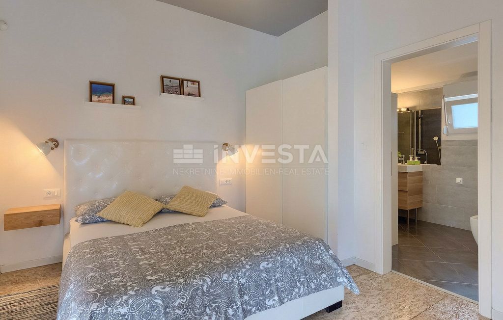 Zona di Parenzo, casa al piano terra con piscina