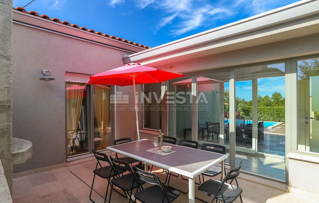 Zona di Parenzo, casa al piano terra con piscina