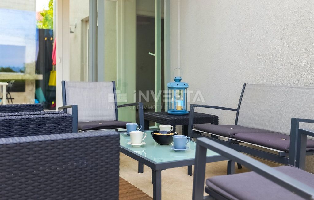 Zona di Parenzo, casa al piano terra con piscina