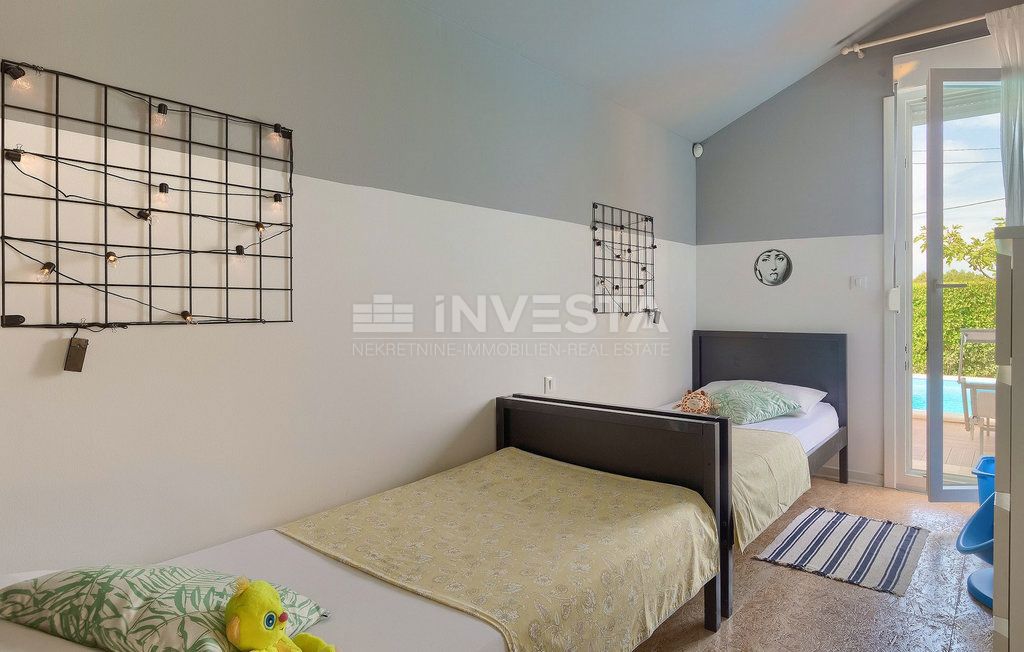 Zona di Parenzo, casa al piano terra con piscina