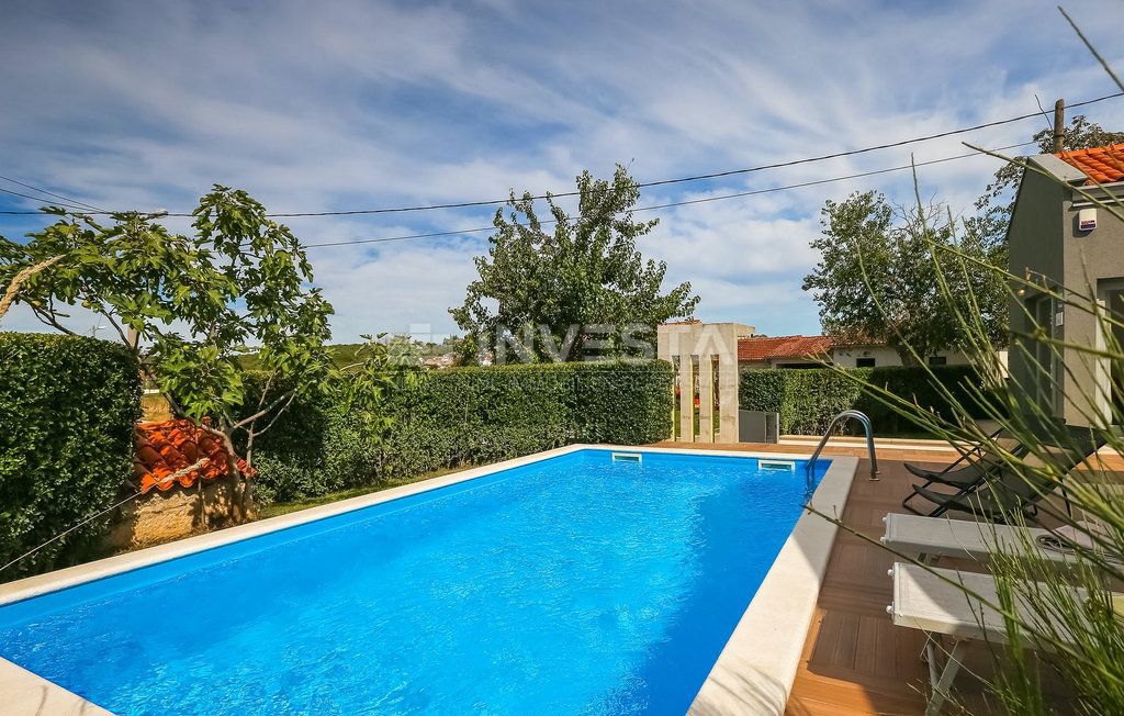 Zona di Parenzo, casa al piano terra con piscina